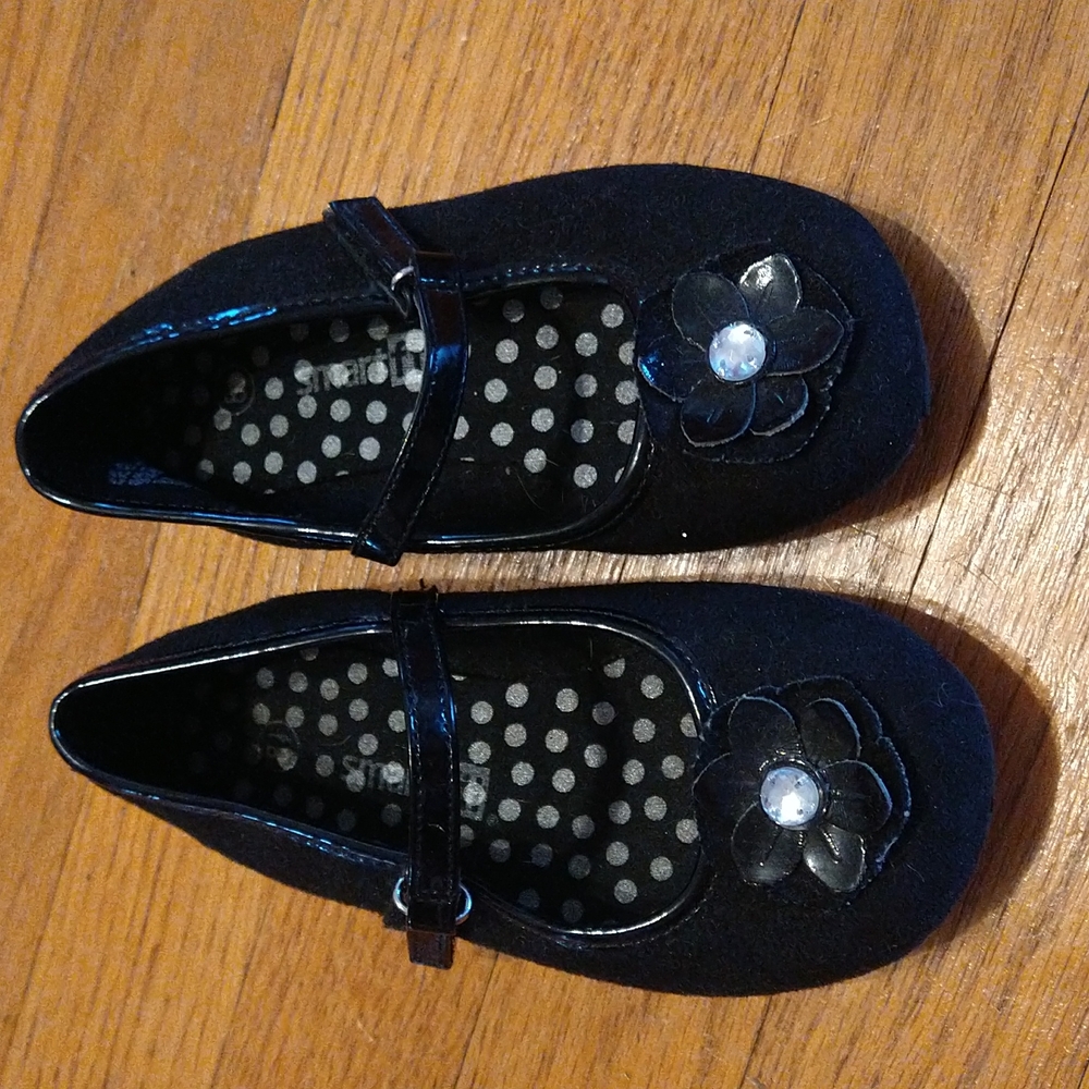 Black dress shoes with adorable flower accent